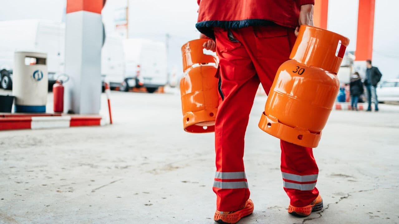 Técnico de Dynamic Meters instalando un medidor de gas LP